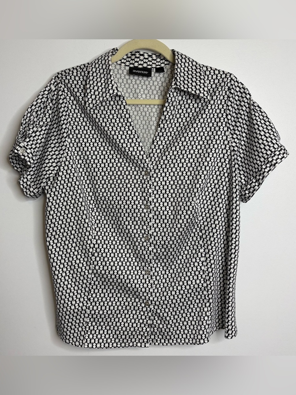 Avenue Black & White Geometric Short-Sleeve Button-Down Shirt